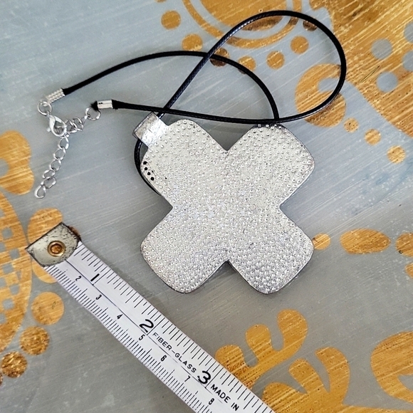 Nickel-finished Vintage-Inspired bohemian-chic Cross Pendan - Picture 3 of 4